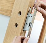 e-locksmith-engineer-fitting-locking-mechanism